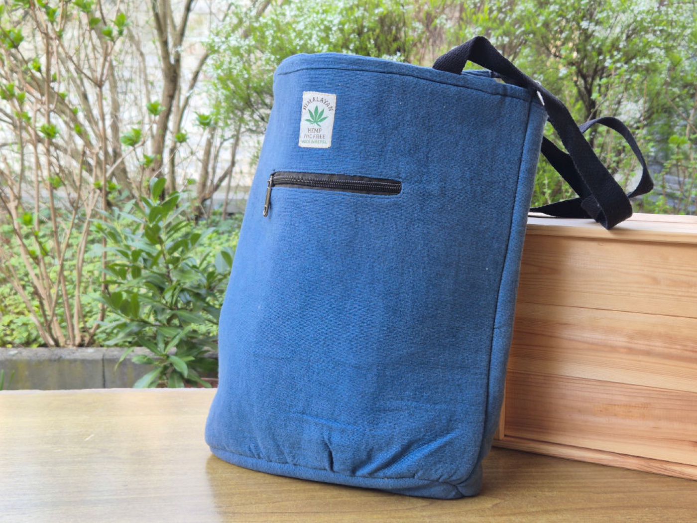 Schlichte Tasche in Blau mit klarer Form